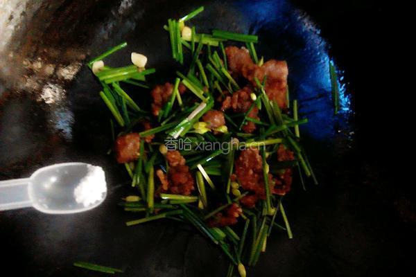 韭花炒肉的做法图解5