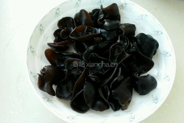 黄豆芽炒木耳的做法图解3