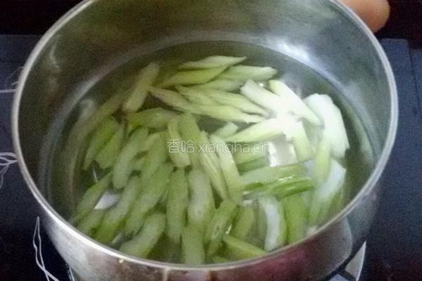 芹菜炒鸡蛋的做法图解2