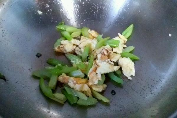 芹菜炒鸡蛋的做法图解7