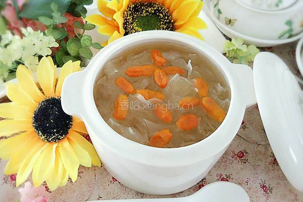 冰糖银耳炖燕窝的做法图解1