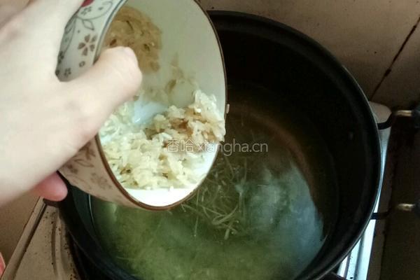 金银花瘦肉粥的做法图解2