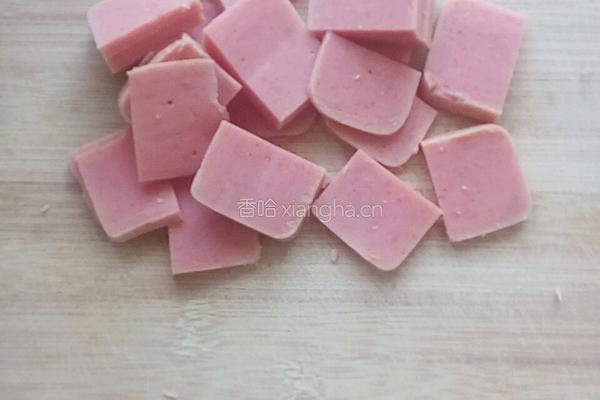 西兰花炒火腿肠的做法图解1