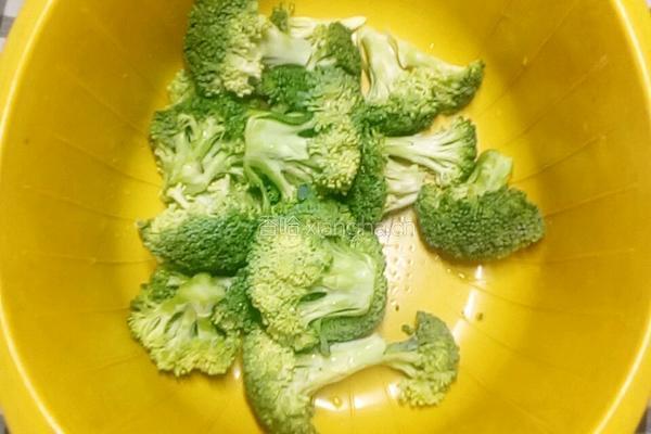 西兰花炒火腿肠的做法图解3