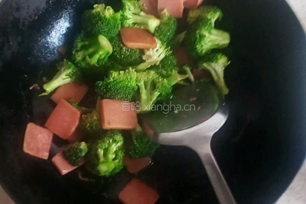 西兰花炒火腿肠的做法图解5