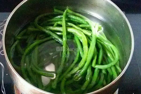 猪肉豆角馅包子的做法图解3