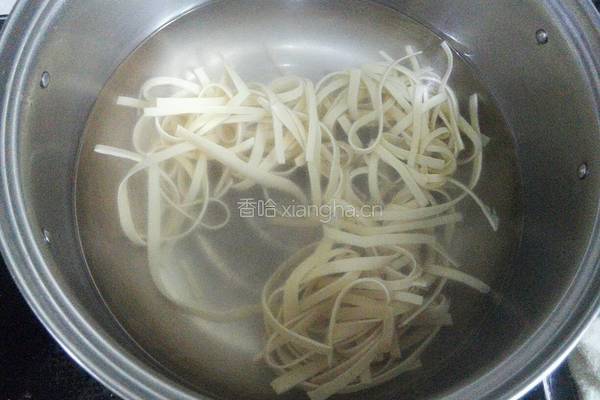 炝拌干豆腐丝的做法图解5