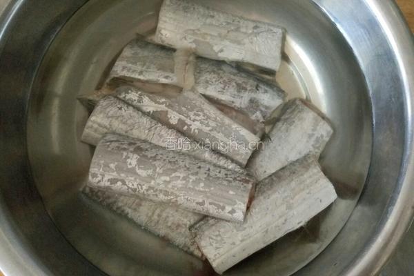 油炸带鱼的做法图解1