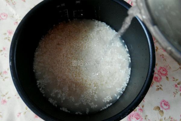 懒人电饭煲焖饭的做法图解1