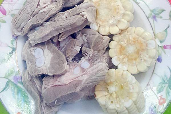 紫菜玉米排骨汤的做法图解1