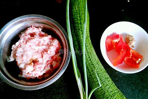 肉末蒸丝瓜的做法图解1