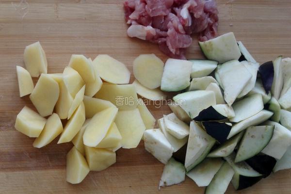 茄子炖土豆的做法图解1