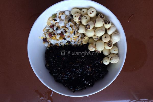 黑米八宝粥的做法图解2