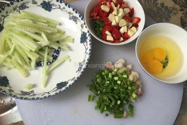 粉丝鸡蛋黄瓜的做法图解2