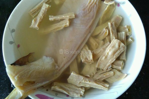 豆瓣腐竹鱿鱼丝的做法图解1