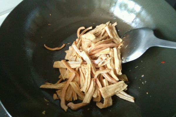 豆瓣腐竹鱿鱼丝的做法图解5