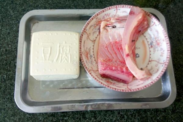 豆腐烧鱼块的做法图解1