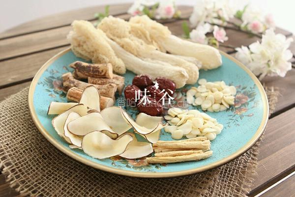 五指毛桃煲猪骨的做法图解1