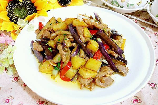 茄子烧土豆的做法图解1