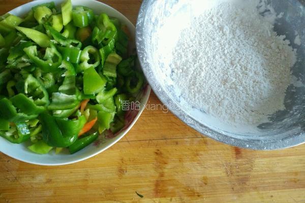 面粉炒辣椒的做法图解1