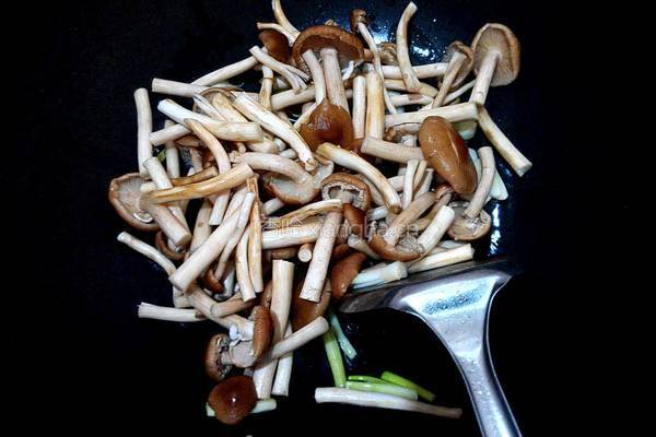 茶树菇烧木耳的做法图解5