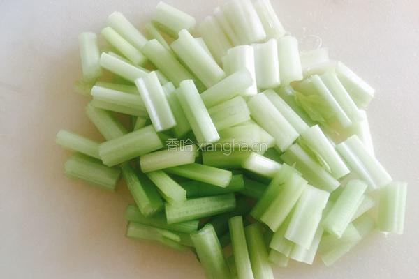 虾仁炒芹菜的做法图解2
