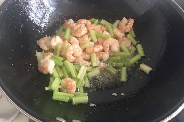 虾仁炒芹菜的做法图解8
