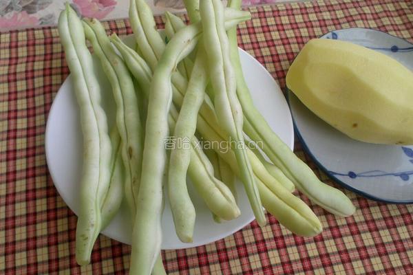 土豆烧豆角的做法图解1