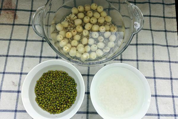 薏米莲子绿豆粥的做法图解2