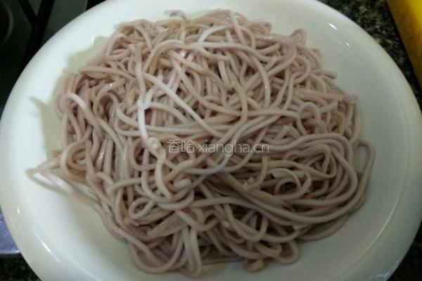 凉拌面条的做法图解1