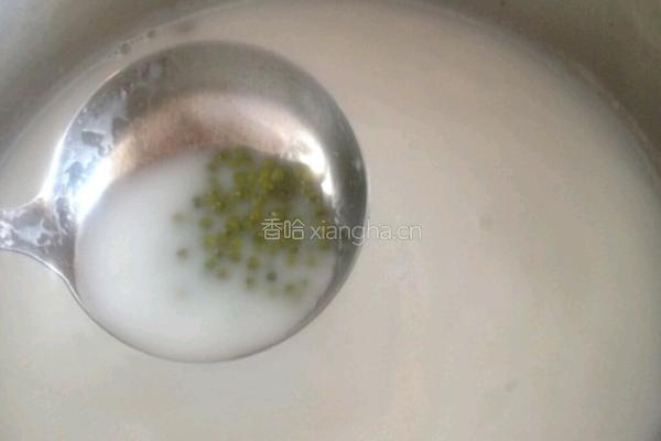 椰奶紫薯绿豆汤的做法图解2