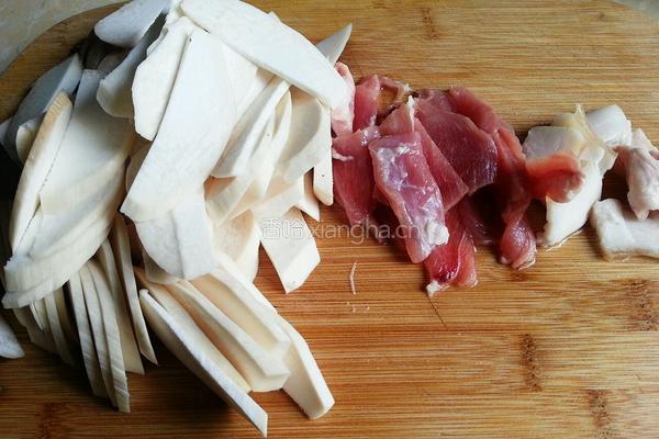 鸡腿菇炒肉片的做法图解2