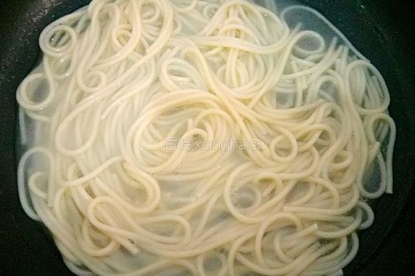 奶油培根意大利面的做法图解7