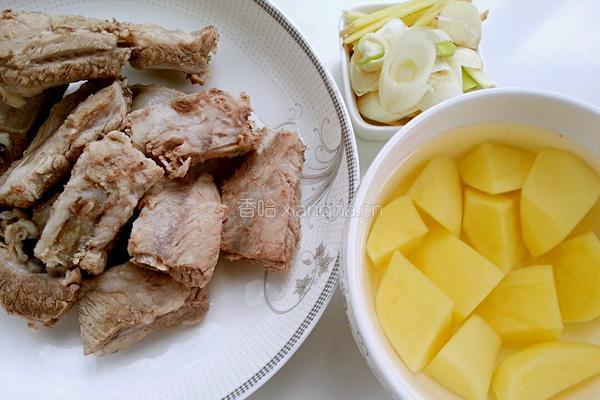 土豆炖排骨的做法图解3