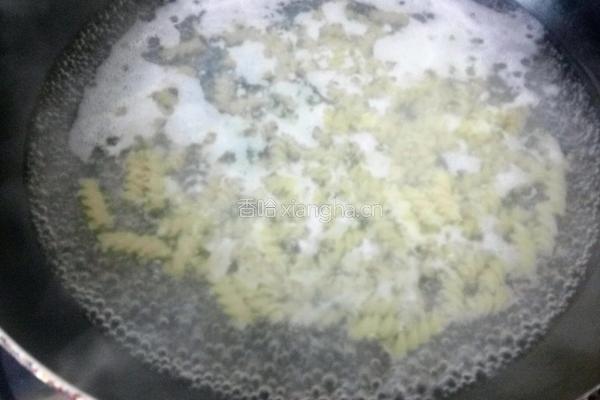 黑胡椒意大利面的做法图解2