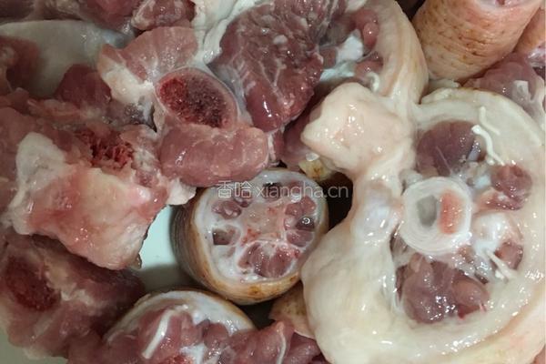 黄豆焖猪尾巴排骨的做法图解1