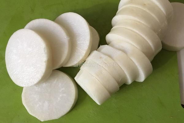 白萝卜炖肉的做法图解1