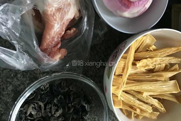 木耳腐竹炒透的做法图解1