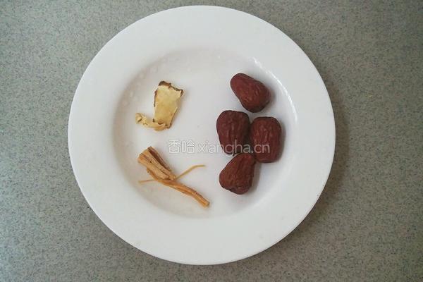红枣乌鸡汤的做法图解2