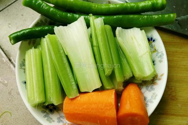 素炒芹菜的做法图解1