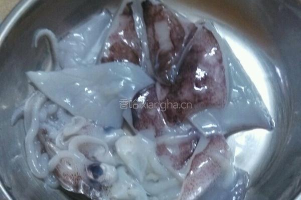 鱿鱼炒韭菜的做法图解2