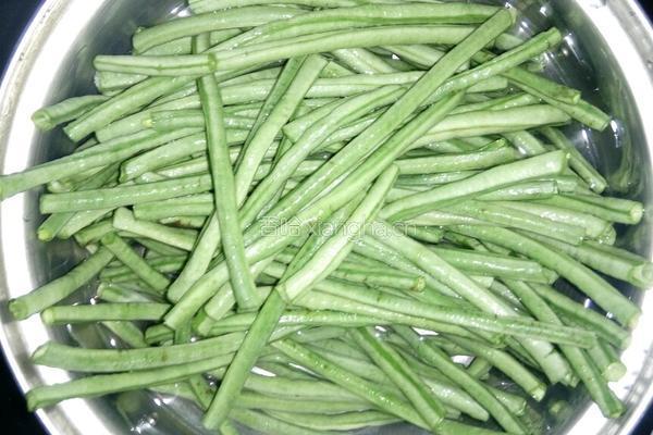长豆角炒肉的做法图解1