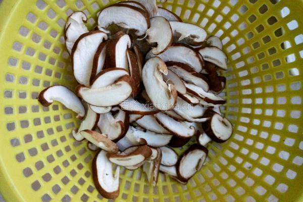 香菇鸡肉的做法图解3