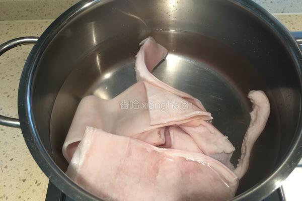 黄瓜拌猪皮的做法图解1