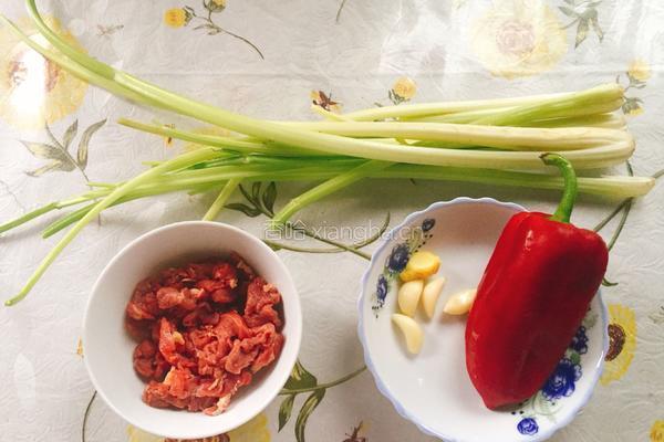 牛肉芹菜的做法图解1