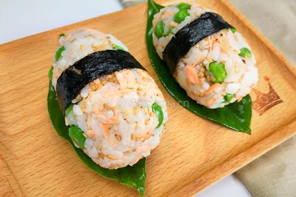 鲑鱼芝麻饭团
