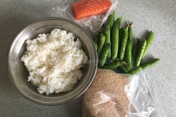 鲑鱼芝麻饭团的做法图解1