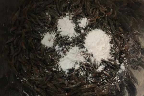 酥炸小虾米的做法图解2