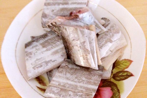 辣味蒜子带鱼的做法图解1