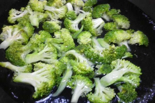 西兰花腰果炒虾仁的做法图解2